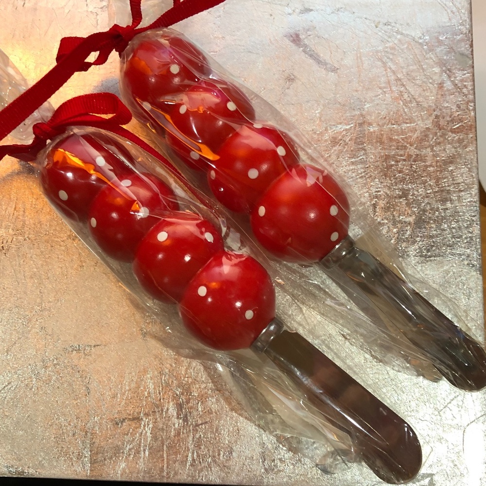 MAINSTREET COLLECTION RED & WHITE DOT SPREADERS